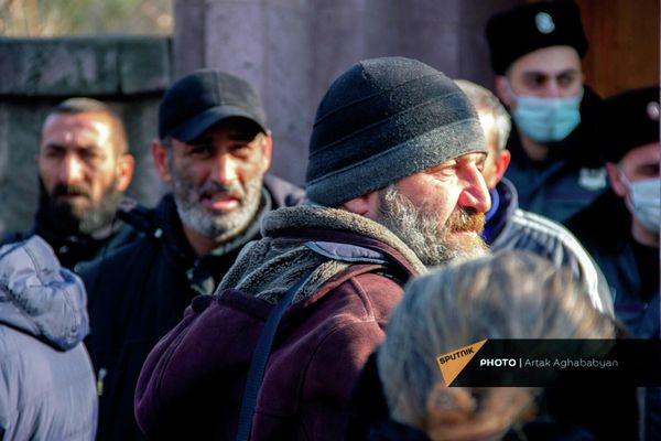 Родственники и родители без вести пропавших и пленных военнослужащих  у парламента Армении - Sputnik Армения