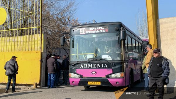 Բողոքի ակցիայի մասնակից վարորդները ավտոբուսային հավաքակայանի մոտ (12 դեկտեմբերի, 2021թ)․ Երևան - Sputnik Արմենիա