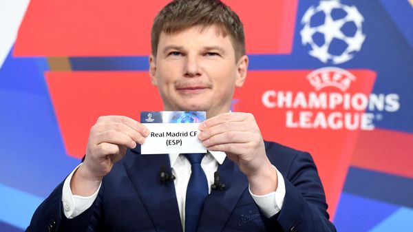 Андрей Аршавин с карточкой мадридского Реала во время жеребьевки 16-го тура Лиги чемпионов УЕФА 2021/22 в штаб-квартире УЕФА (13 декабря 2021). Ньон, Швейцария - Sputnik Армения