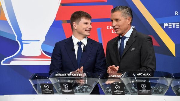Андрей Аршавин и глава УЕФА по клубным соревнованиям Майкл Хезельшвердт во время жеребьевки 16-го тура Лиги чемпионов УЕФА 2021/22 в штаб-квартире УЕФА (13 декабря 2021). Ньон, Швейцария - Sputnik Армения