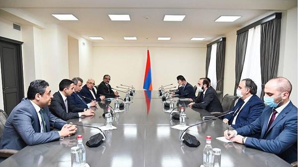 Министр иностранных дел Армении Арарат Мирзоян принял главу Высшего президентского комитета по вопросам церквей Палестины Муина Элиаса Юсефа Хури (13 декабря 2021). Еревaн - Sputnik Армения