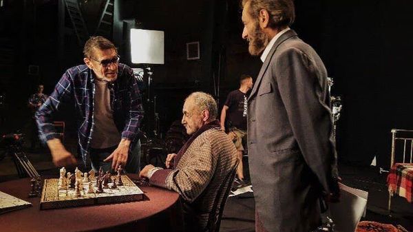 Режиссер фильма Сардарапат. Генерал ждет Александр Марутян работает с актерами во время перерыва - Sputnik Армения