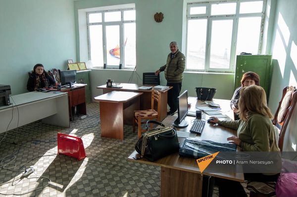 Заместитель главы сельской администрации Семеновки Хачик Мкртчян с сотрудницами - Sputnik Армения