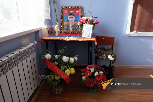 Стена памяти погибшего в Карабахской войне жителя села Семеновка Вигена Кочаряна - Sputnik Армения