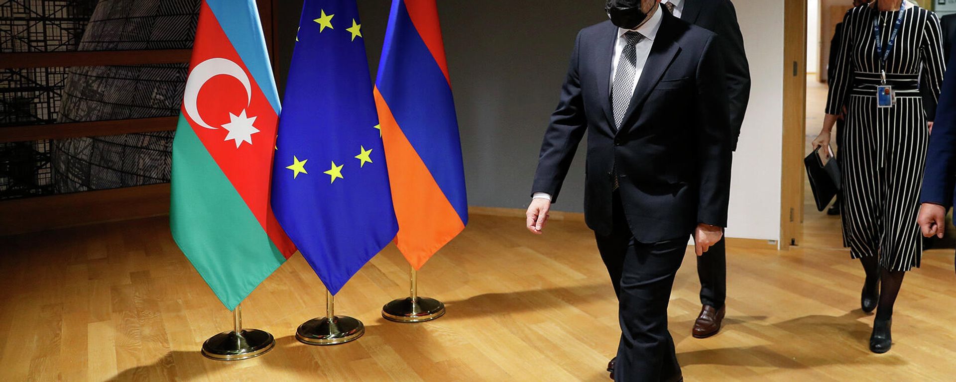 ՀՀ վարչապետ Նիկոլ Փաշինյանը ԵՄ նախագահ Շառլ Միշելի և Ադրբեջանի նախագահ Իլհամ Ալիևի հետ եռակողմ հանդիպումից առաջ (14 դեկտեմբերի, 2021թ): Բրյուսել - Sputnik Արմենիա, 1920, 15.12.2021