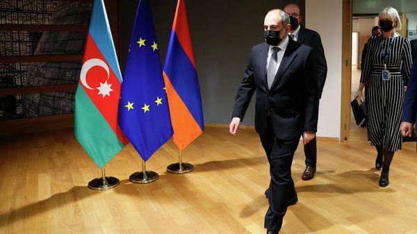 ՀՀ վարչապետ Նիկոլ Փաշինյանը եմ նախագահ Շառլ Միշելի և Ադրբեջանի նախագահ Իլհամ Ալիևի հետ եռակողմ հանդիպումից առաջ (14 դեկտեմբերի, 2021թ): Բրյուսել - Sputnik Արմենիա