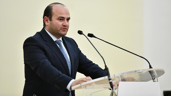 Министр по труду и социальным вопросам Нарек Мкртчян на церемонии подведения итогов конкурса Лучший ученик в резиденции президента Армении (14 декабря 2021). Еревaн - Sputnik Армения