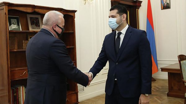 Вице-премьер Амбарцум Матевосян принял посла России в Армении Сергея Копыркина (16 декабря 2021). Еревaн - Sputnik Армения
