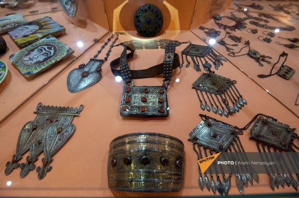 Подарки художника Маркоса Григоряна Музею литературы и искусства имени Егише Чаренца - Sputnik Армения
