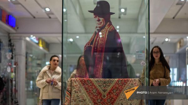 Подаренный Сергеем Параджановым художнику Маркосу Григоряну ковер в галерее Ташир стрит - Sputnik Армения