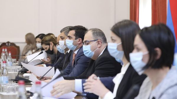 Зампредседателя НС Акоб Аршакян на 33-м заседании Межпарламентской комиссии по сотрудничеству между НС РА и ФС РФ в режиме онлайн (16 декабря 2021). Ереван - Sputnik Армения