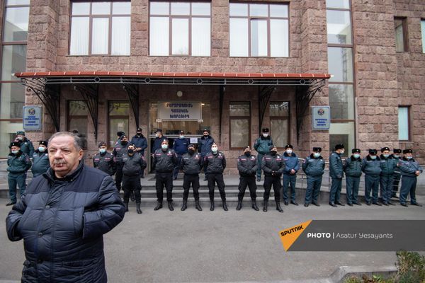 «Հայաստան» դաշինքի պատգամավոր Աղվան Վարդանյանը ԲԴԽ շենքի մոտ բողոքի ակցիայի ժամանակ - Sputnik Արմենիա