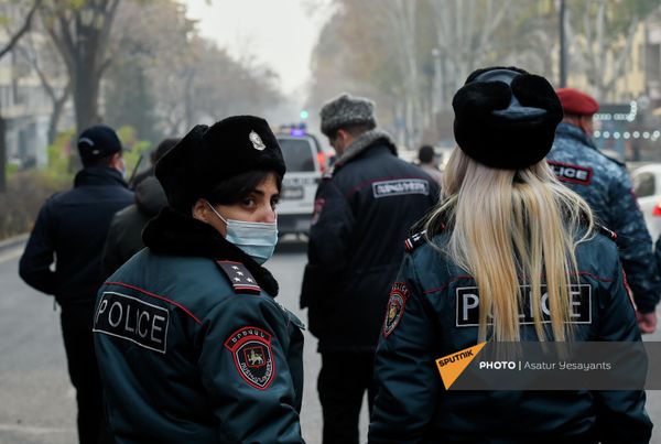 Полиция во время акции протеста у здания Высшего судебного совета - Sputnik Армения