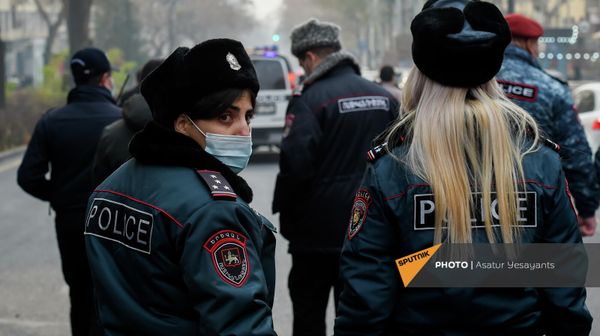 Полиция во время акции протеста у здания Высшего судебного совета (17 декабря 2021). Еревaн - Sputnik Армения