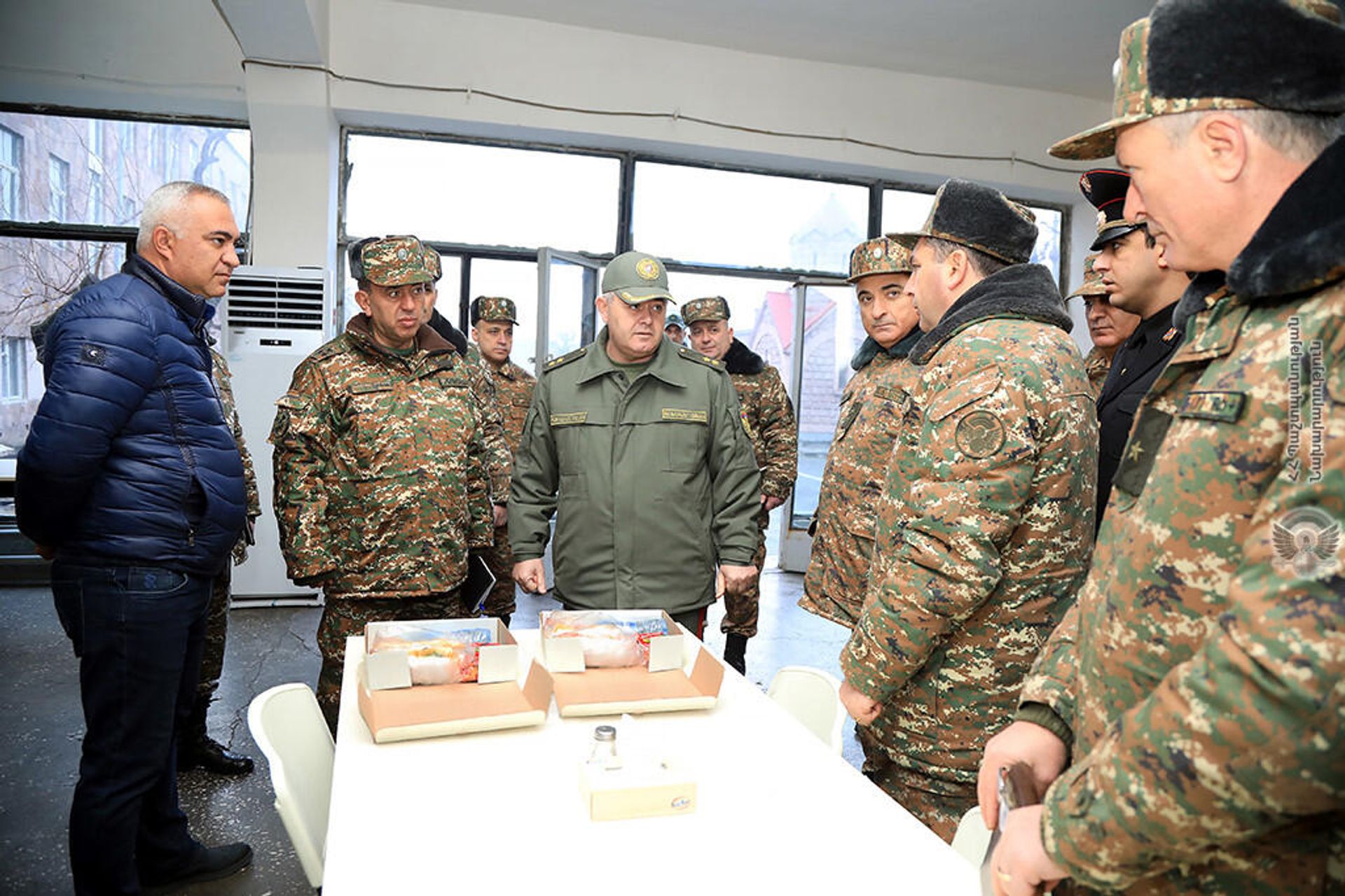 ՀՀ զինված ուժերի գլխավոր շտաբի պետ, գեներալ-լեյտենանտ Արտակ Դավթյանն այցելել է ՊՆ կենտրոնական հավաքակայան (18 դեկտեմբերի, 2021թ). Երևան - Sputnik Արմենիա, 1920, 18.12.2021