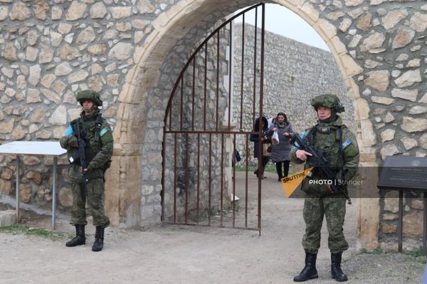 Российские миротворцы сопровождают паломников в монастырский комплекс Амарас Российские миротворцы сопровождают паломников в монастырский комплекс Амарас - Sputnik Армения
