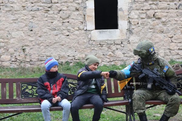 Российские миротворцы сопровождают паломников в монастырский комплекс Амарас Российские миротворцы сопровождают паломников в монастырский комплекс Амарас - Sputnik Армения