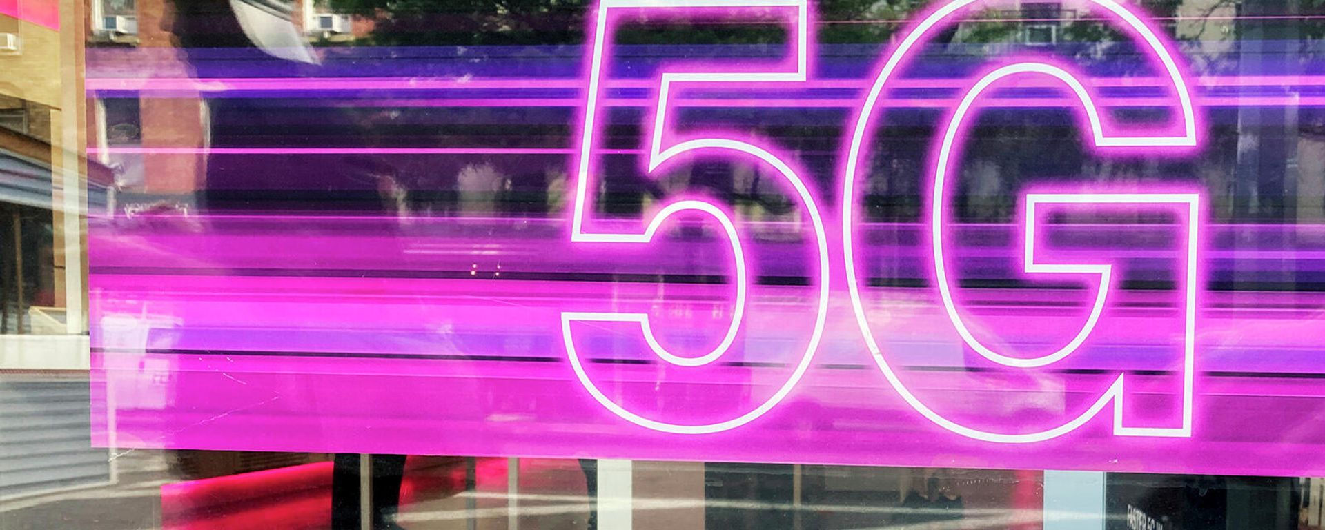 Реклама сотовой связи 5G в витрине магазина T-Mobile в Нью-Йорке - Sputnik Армения, 1920, 21.12.2021