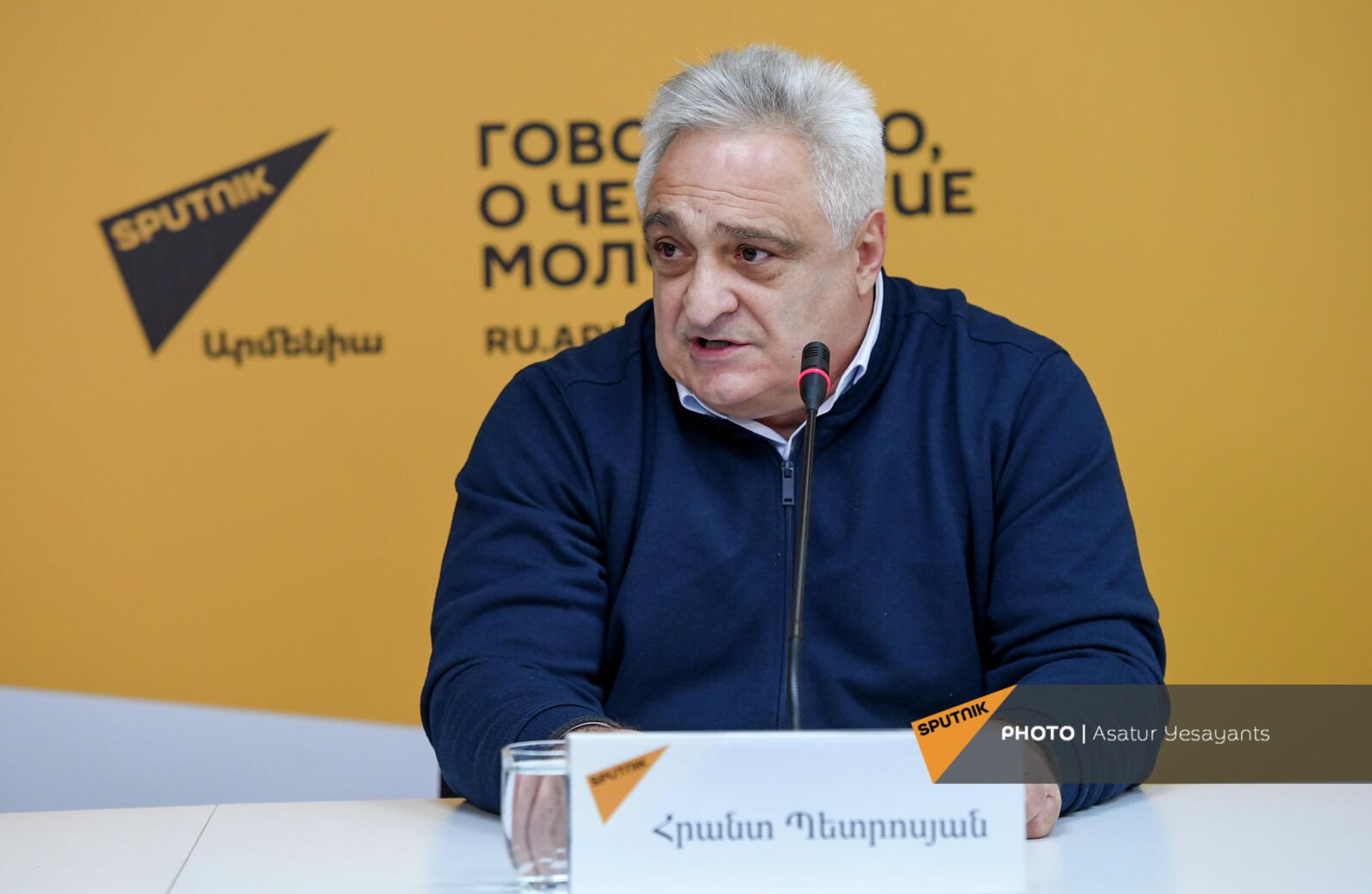 Заслуженный тренер РА, главный тренер национальной сборной по хоккею на траве, инициатор строительства Спорт сити в Гюмри Грант Петросян на пресс-конференции в мультимедийном пресс-центре Sputnik Армения (21 декабря 2021). Еревaн Заслуженный тренер РА, главный тренер национальной сборной по хоккею на траве, инициатор строительства Спорт сити в Гюмри Грант Петросян на пресс-конференции в мультимедийном пресс-центре Sputnik Армения (21 декабря 2021). Еревaн - Sputnik Արմենիա, 1920, 22.12.2021