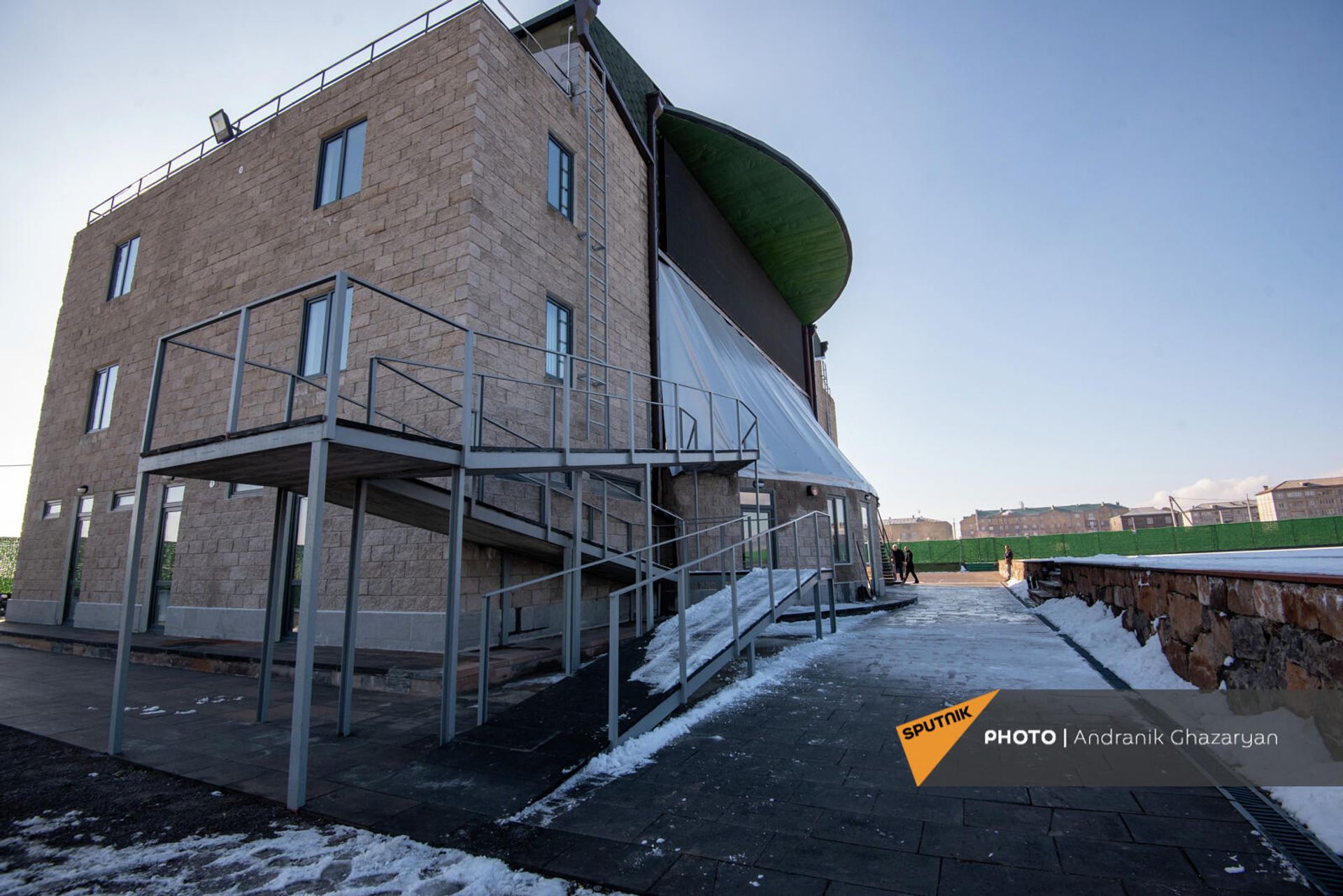 Грант Петросян показывает территорию спортивного городка Гюмри Спорт сити Грант Петросян показывает территорию спортивного городка Гюмри Спорт сити - Sputnik Армения, 1920, 21.12.2021