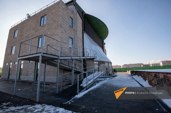 Հրանտ Պետրոսյանը ցույց է տալիս Գյումրի Սպորտ Սիթի մարզական քաղաքը Հրանտ Պետրոսյանը ցույց է տալիս Գյումրի Սպորտ Սիթի մարզական քաղաքը - Sputnik Արմենիա