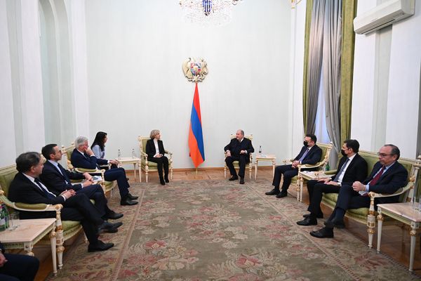 Նախագահ Արմեն Սարգսյանն ընդունել է Ֆրանսիայի Իլ դը Ֆրանսի շրջանային խորհրդի նախագահ Վալերի Պեկրեսին և նրա գլխավորած պատվիրակությանը (21 դեկտեմբերի, 2021թ). Երևան - Sputnik Արմենիա