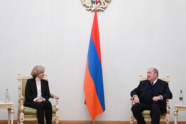 Նախագահ Արմեն Սարգսյանն ընդունել է Ֆրանսիայի Իլ դը Ֆրանսի շրջանային խորհրդի նախագահ Վալերի Պեկրեսին և նրա գլխավորած պատվիրակությանը (21 դեկտեմբերի, 2021թ). Երևան - Sputnik Արմենիա
