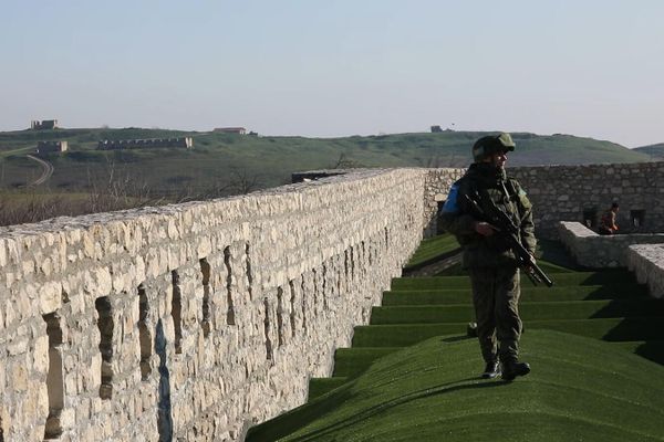 Российские миротворцы сопровождают паломников в монастырский комплекс Амарас Российские миротворцы сопровождают паломников в монастырский комплекс Амарас - Sputnik Армения