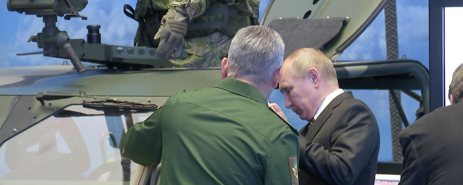 Шойгу показывает Путину новые образцы военной техники - Sputnik Армения, 1920, 21.12.2021