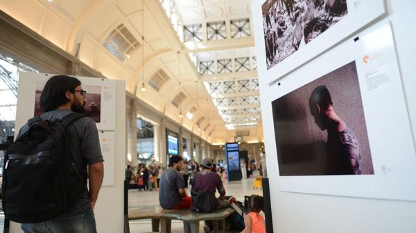 Выставка работ победителей Международного конкурса фотожурналистики имени Андрея Стенина на территории центрального железнодорожного вокзала Ретиро (27 января 2020). Буэнос-Айрес - Sputnik Армения