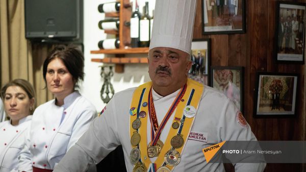 Глава общественной организации Развитие и сохранение армянских кулинарных традиций Седрак Мамулян Глава общественной организации Развитие и сохранение армянских кулинарных традиций Седрак Мамулян - Sputnik Армения