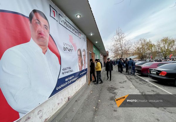 Акция протеста в Паракаре - протестующие требовали, чтобы правоохранители разблокировали вход в здание сельской администрации, где должна была состояться инаугурация нового главы общины. - Sputnik Армения