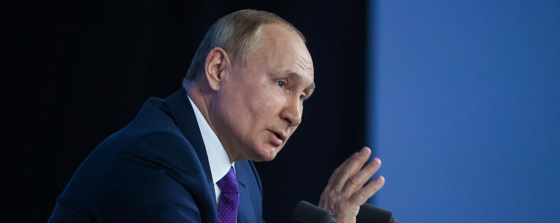 Владимир Путин во время большой пресс-конференции - Sputnik Армения, 1920, 23.12.2021