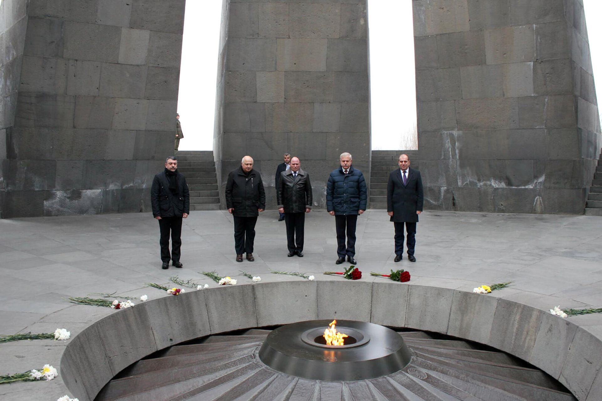 Генеральный секретарь ОДКБ Станислав Зась посетил мемориальный комплекс Цицернакаберд (23 декабря 2021). Еревaн - Sputnik Армения, 1920, 23.12.2021