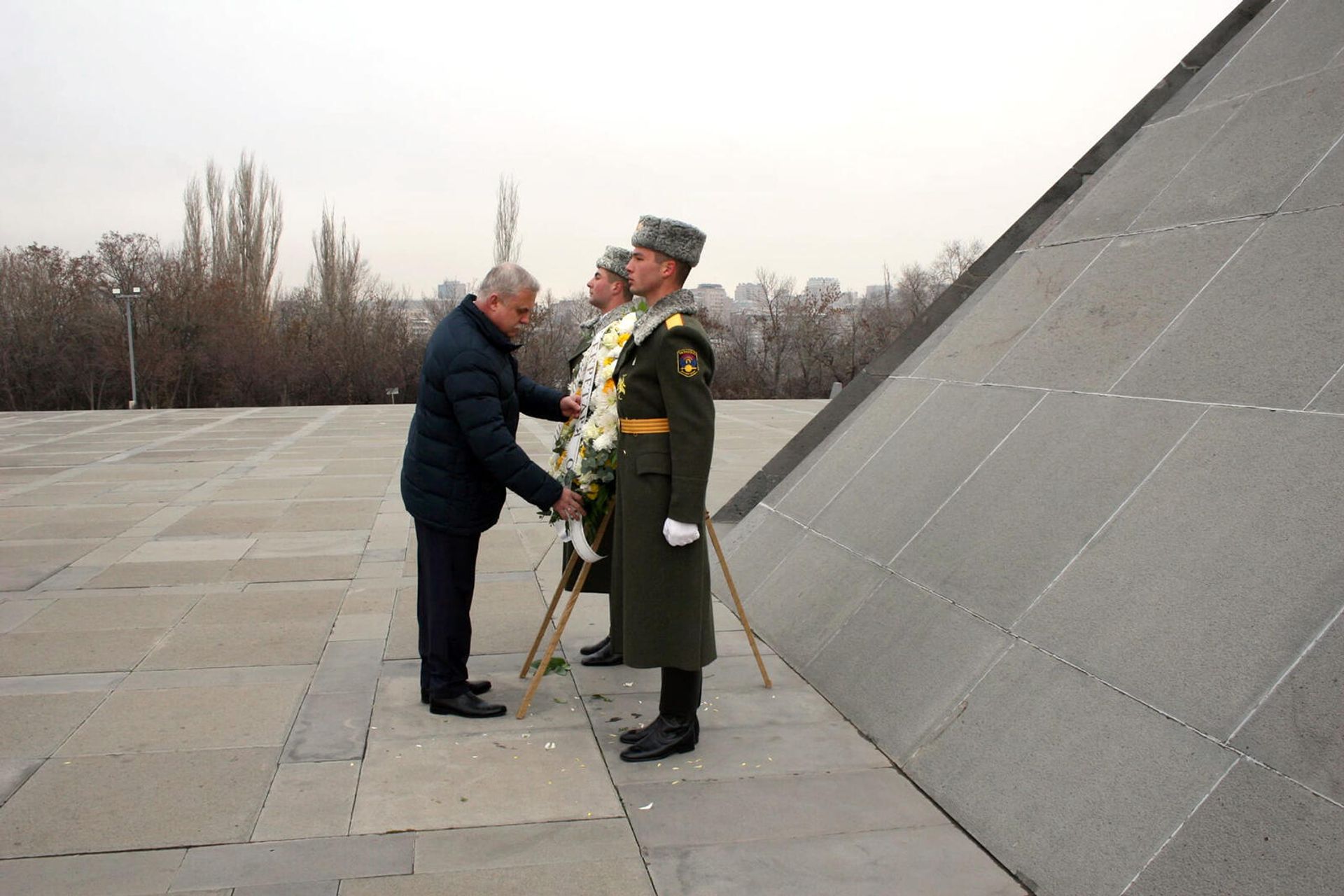 Генеральный секретарь ОДКБ Станислав Зась посетил мемориальный комплекс Цицернакаберд (23 декабря 2021). Еревaн - Sputnik Армения, 1920, 23.12.2021