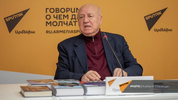 Арташес Гегамян на пресс-конференции Успех внешнеполитических инициатив России - гарантия сохранения мира (24 декабря 2021). Еревaн - Sputnik Армения