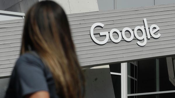 Женщина проходит под вывеской Google в кампусе в Маунтин-Вью, штат Калифорния - Sputnik Армения