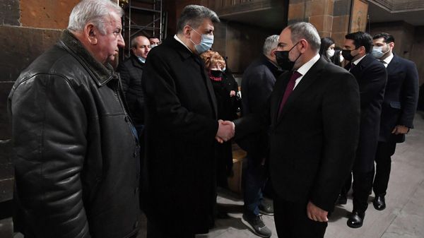 Премьер-министр Никол Пашинян принял участие в панихиде по Римме Демирчян в церкви Святого Ованеса в Конде (24 декабря 2021). Еревaн - Sputnik Արմենիա
