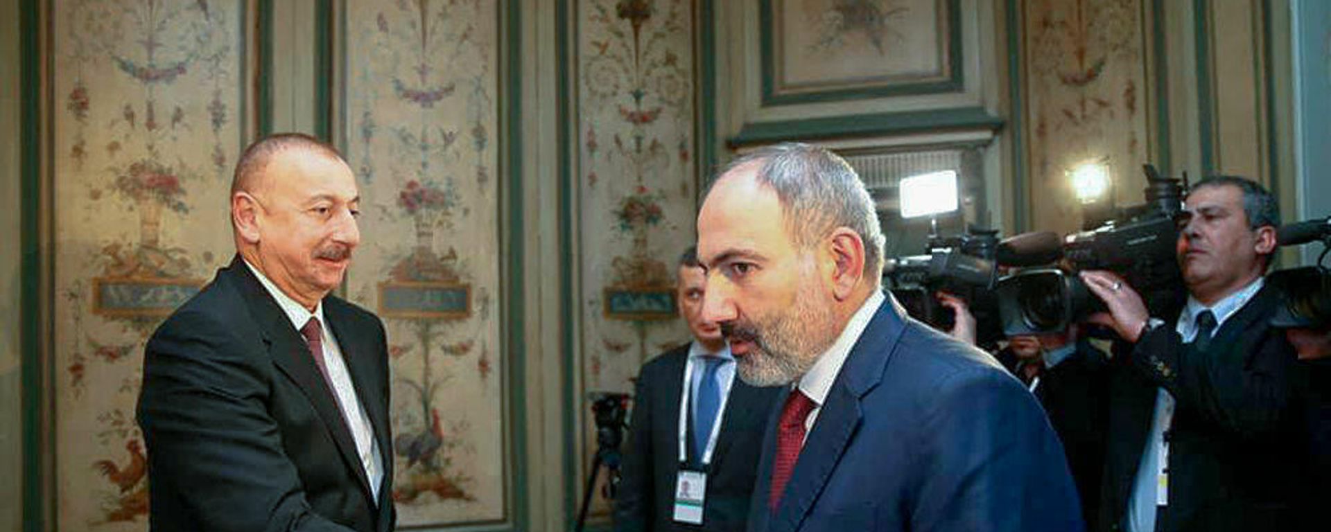 «Կասկած կա, որ Ալիևի ու Փաշինյանի պայմանանվորվածություններից տեղյակ չեն նույնսիկ միջնորդները». քաղաքագետ «Կասկած կա, որ Ալիևի ու Փաշինյանի պայմանանվորվածություններից տեղյակ չեն նույնսիկ միջնորդները». քաղաքագետ - Sputnik Արմենիա, 1920, 25.12.2021