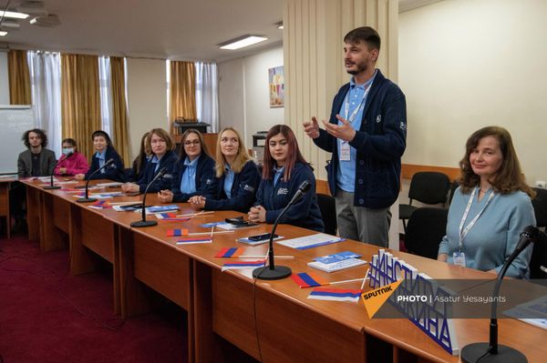 Открытие штаб-квартиры участников международной волонтерской программы Послы русского языка в мире на базе Российско-Армянского университета (25 декабря 2021). Еревaн - Sputnik Армения