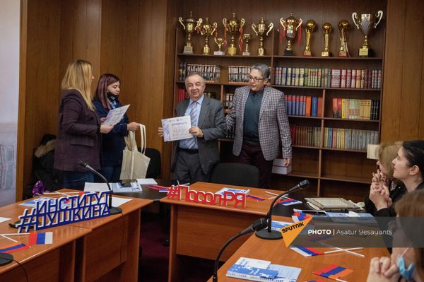 Открытие штаб-квартиры участников международной волонтерской программы Послы русского языка в мире на базе Российско-Армянского университета (25 декабря 2021). Еревaн - Sputnik Армения