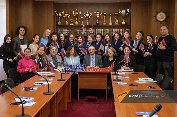 Открытие штаб-квартиры участников международной волонтерской программы Послы русского языка в мире на базе Российско-Армянского университета (25 декабря 2021). Еревaн - Sputnik Армения