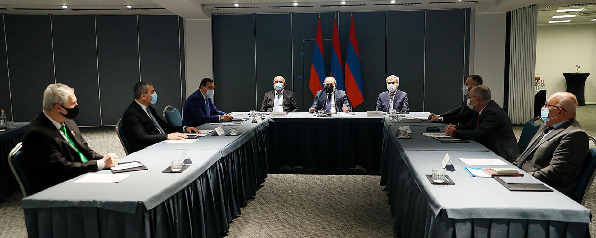 Премьер-министр Никол Пашинян принял участие в очередном заседании совещательного собрания по сотрудничеству с внепарламентскими политическими силами (25 декабря 2021). Еревaн - Sputnik Армения, 1920, 25.12.2021