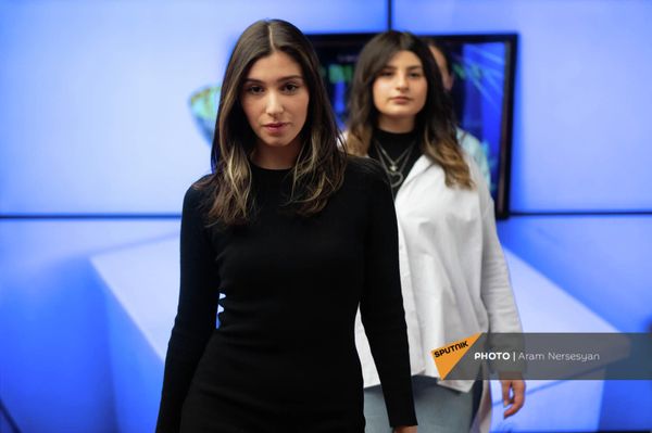Мастер-класс дефиле учеников Demirkhanyan Model's school в рамках Big Christmas Market в Спортивно-концертном комплексе имени Карена Демирчяна (25 декабря 2021). Еревaн Мастер-класс дефиле учеников Demirkhanyan Model's school в рамках Big Christmas Market в Спортивно-концертном комплексе имени Карена Демирчяна (25 декабря 2021). Еревaн - Sputnik Армения