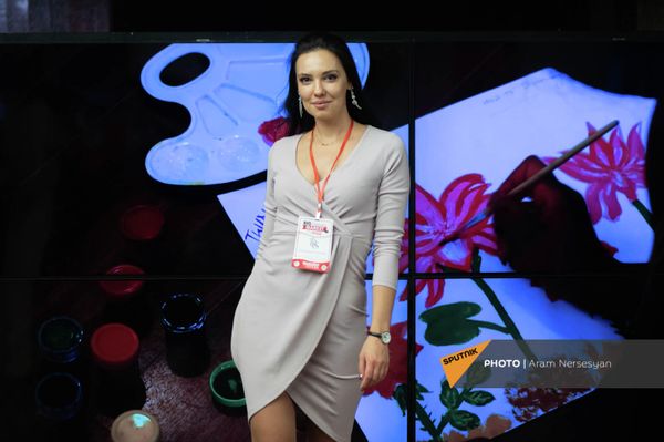 Мастер-класс дефиле учеников Demirkhanyan Model's school в рамках Big Christmas Market в Спортивно-концертном комплексе имени Карена Демирчяна (25 декабря 2021). Еревaн Мастер-класс дефиле учеников Demirkhanyan Model's school в рамках Big Christmas Market в Спортивно-концертном комплексе имени Карена Демирчяна (25 декабря 2021). Еревaн - Sputnik Армения