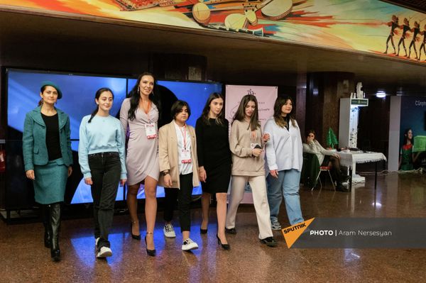 Мастер-класс дефиле учеников Demirkhanyan Model's school в рамках Big Christmas Market в Спортивно-концертном комплексе имени Карена Демирчяна (25 декабря 2021). Еревaн Мастер-класс дефиле учеников Demirkhanyan Model's school в рамках Big Christmas Market в Спортивно-концертном комплексе имени Карена Демирчяна (25 декабря 2021). Еревaн - Sputnik Армения
