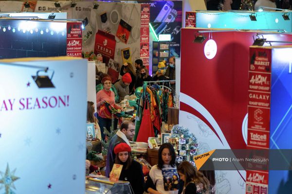 Мастер-класс дефиле учеников Demirkhanyan Model's school в рамках Big Christmas Market в Спортивно-концертном комплексе имени Карена Демирчяна (25 декабря 2021). Еревaн Мастер-класс дефиле учеников Demirkhanyan Model's school в рамках Big Christmas Market в Спортивно-концертном комплексе имени Карена Демирчяна (25 декабря 2021). Еревaн - Sputnik Армения