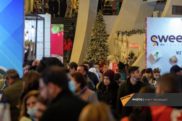 Мастер-класс дефиле учеников Demirkhanyan Model's school в рамках Big Christmas Market в Спортивно-концертном комплексе имени Карена Демирчяна (25 декабря 2021). Еревaн Мастер-класс дефиле учеников Demirkhanyan Model's school в рамках Big Christmas Market в Спортивно-концертном комплексе имени Карена Демирчяна (25 декабря 2021). Еревaн - Sputnik Армения