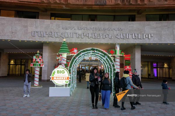 Мастер-класс дефиле учеников Demirkhanyan Model's school в рамках Big Christmas Market в Спортивно-концертном комплексе имени Карена Демирчяна (25 декабря 2021). Еревaн Мастер-класс дефиле учеников Demirkhanyan Model's school в рамках Big Christmas Market в Спортивно-концертном комплексе имени Карена Демирчяна (25 декабря 2021). Еревaн - Sputnik Армения