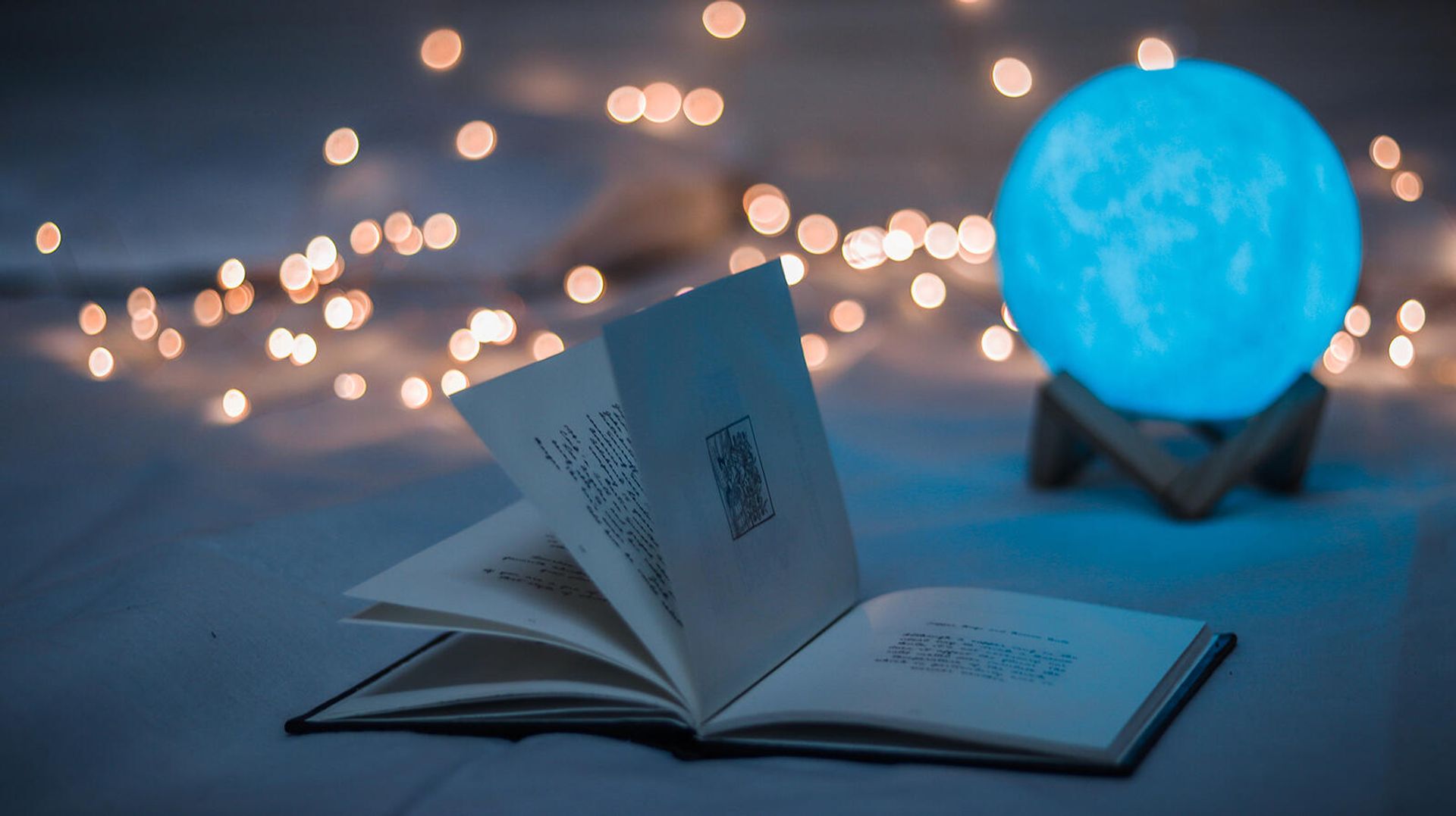 Новогодний подарок: книга - Sputnik Армения, 1920, 25.12.2021
